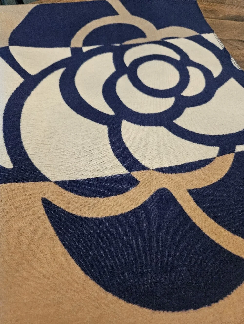NEW Cashmere Blend Navy & Beige Floral Pattern Women's Shall Scarf 26" x 76" - Picture 5 of 6